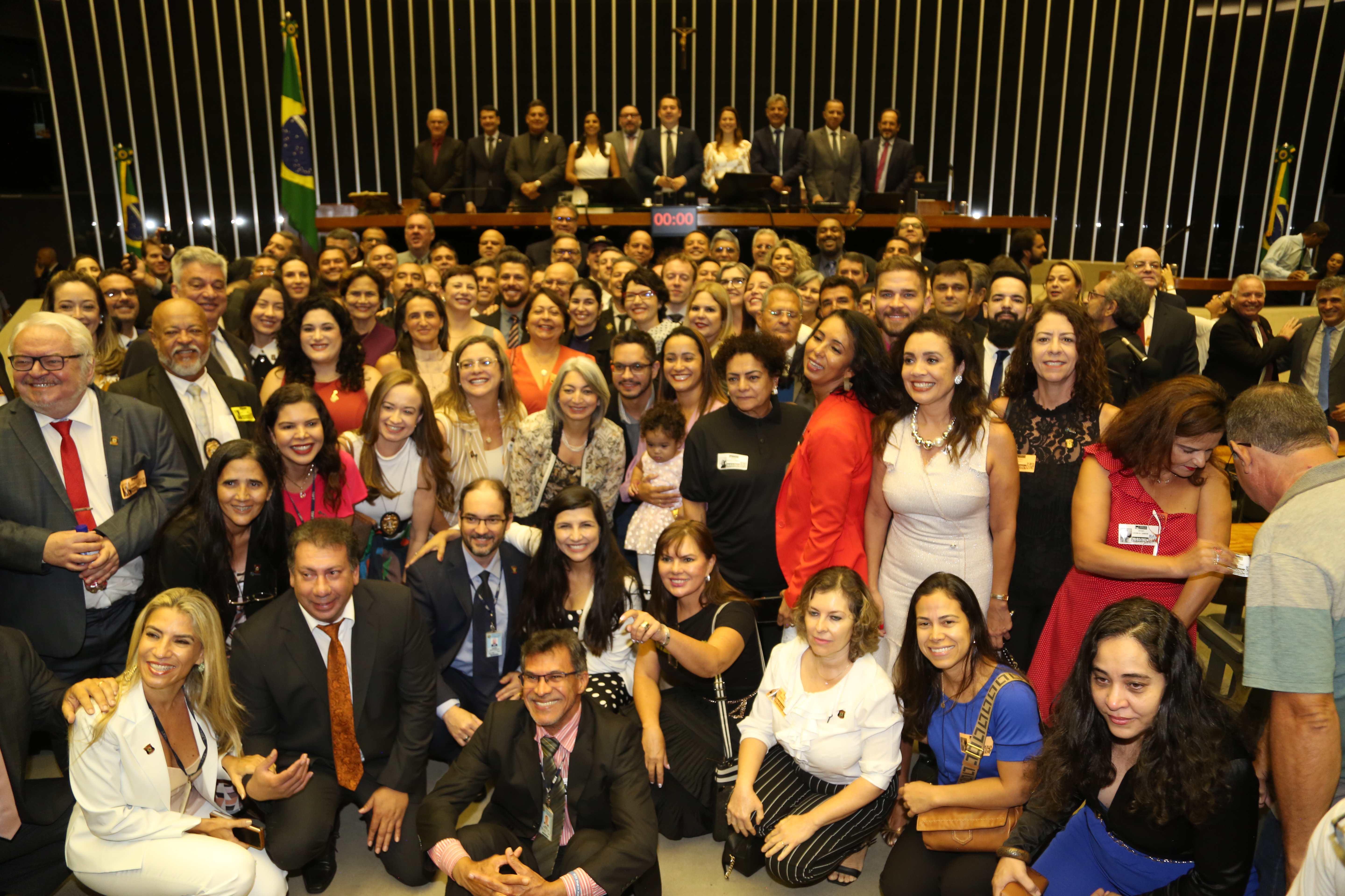 SESSÃO SOLENE NA CÂMARA DOS DEPUTADOS CHAMA A ATENÇÃO PARA A CARREIRA E PRESTA HOMENAGEM AOS OFICIAIS DE JUSTIÇA 