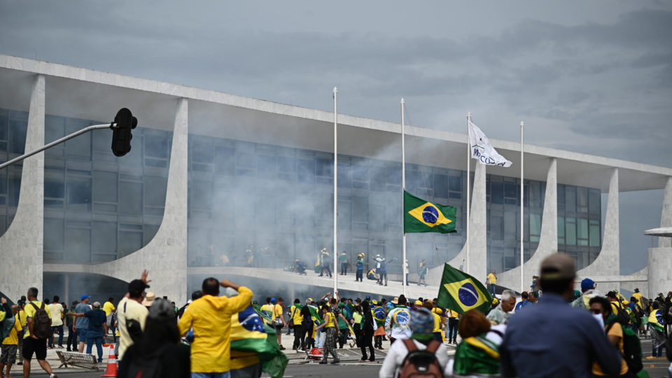 8 DE JANEIRO: INSTITUIÇÕES REAFIRMAM DEFESA DA DEMOCRACIA