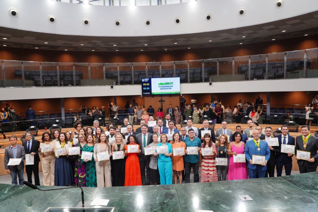 OFICIAIS DE JUSTIÇA SÃO HOMENAGEADOS PELA ASSEMBLEIA LEGISLATIVA DE GOIÁS