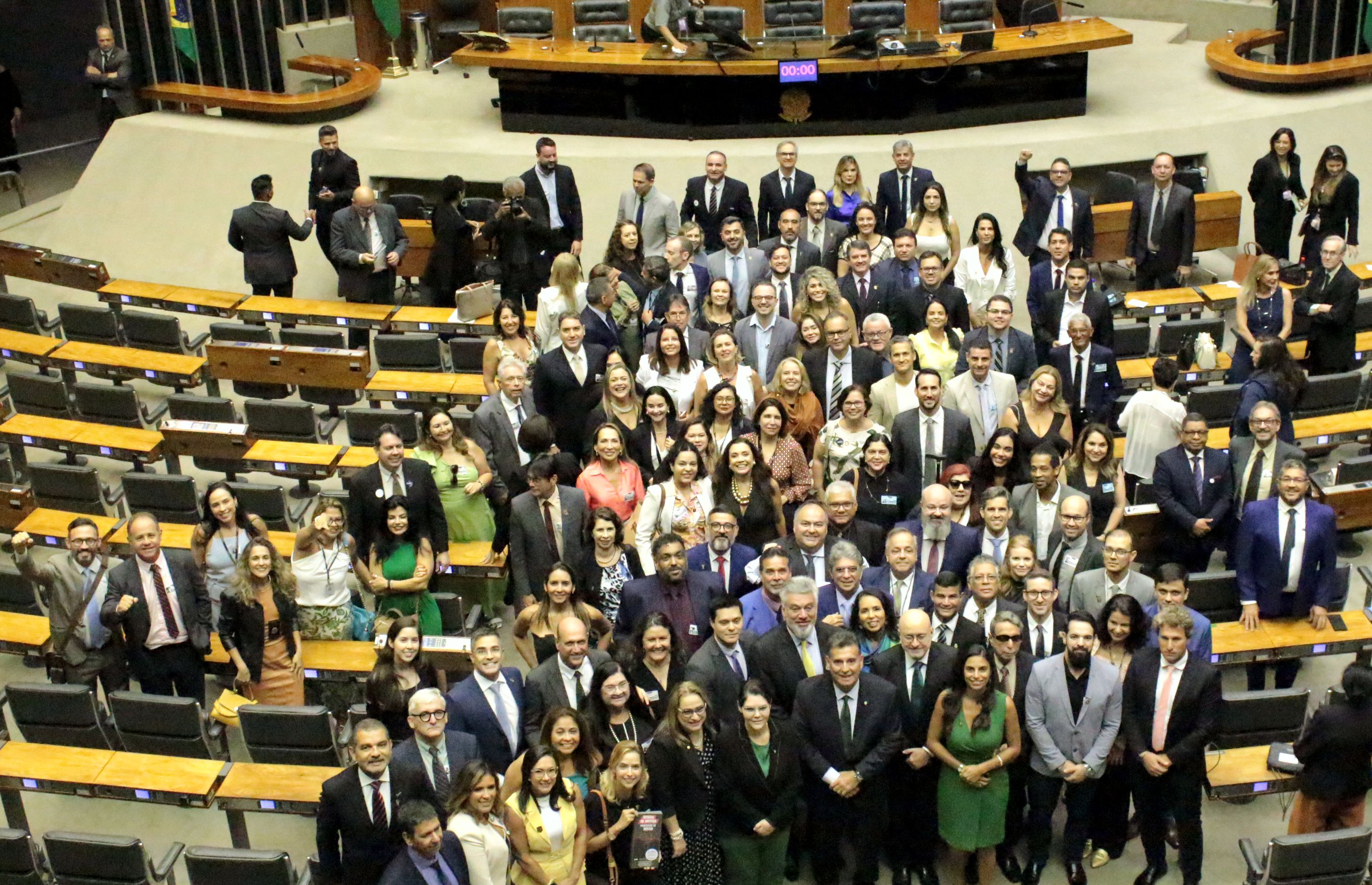 SESSÃO SOLENE EM HOMENAGEM AOS OFICIAIS DE JUSTIÇA MARCA MOBILIZAÇÃO PELA APROVAÇÃO DO RISCO DA ATIVIDADE