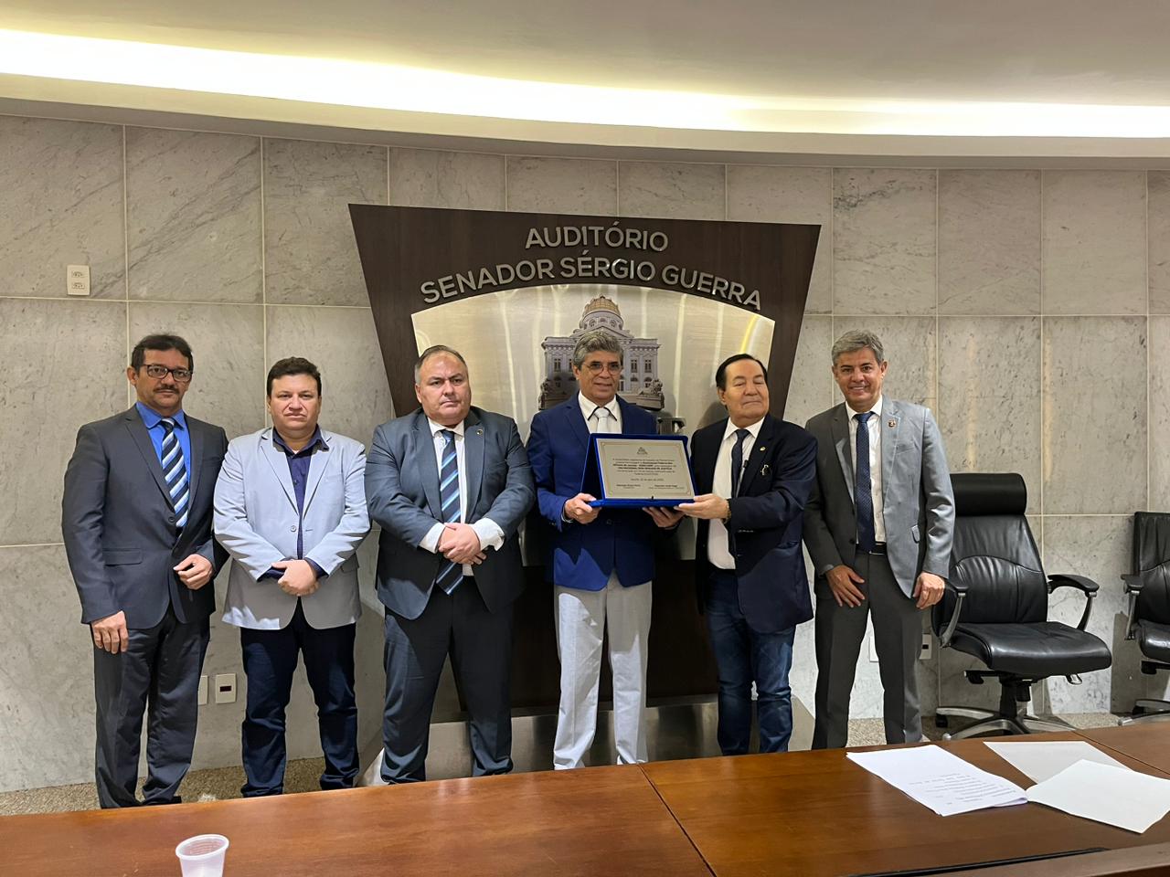 ASSEMBLEIA LEGISLATIVA DE PERNAMBUCO PRESTA HOMENAGEM AOS OFICIAIS DE JUSTIÇA