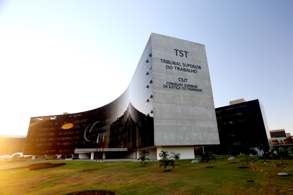 CSJT SUSPENDE A TRANSFORMAÇÃO DE 20 CARGOS DE OFICIAIS DE JUSTIÇA DO TRT/MG