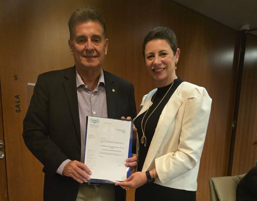 FENASSOJAF ENTREGA CONVITE DA UIHJ A CORONEL MEIRA PARA PARTICIPAÇÃO NO CONSELHO PERMANENTE EM PARIS