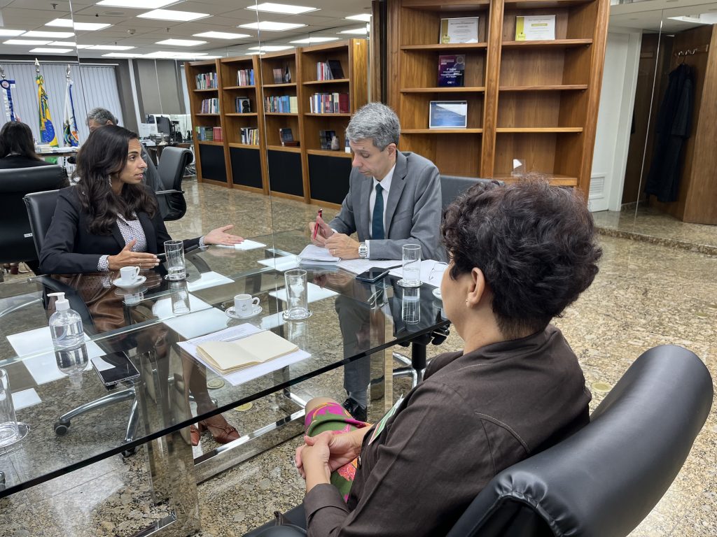 VICE-PRESIDENTA DA FENASSOJAF DEBATE PAUTAS DOS OFICIAIS DE JUSTIÇA COM A PRESIDÊNCIA DO TRF-2