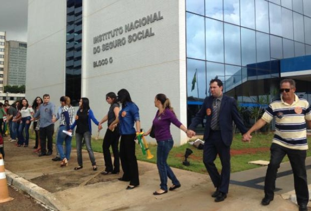 DIA DO APOSENTADO É MARCADO COM ABRAÇO SIMBÓLICO NO PRÉDIO DA PREVIDÊNCIA EM BRASÍLIA