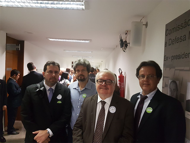 PEDIDO DE VISTA COLETIVA ADIA VOTAÇÃO DO PLC 030 NA COMISSÃO DE RELAÇÕES EXTERIORES DO SENADO