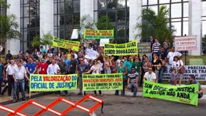 OFICIAIS DE JUSTIÇA DO DF FAZEM MANIFESTAÇÃO E APROVAM GREVE A PARTIR DO DIA 17 DE NOVEMBRO