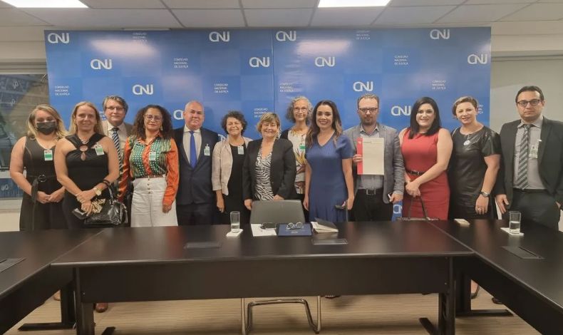 OFICIAIS DE JUSTIÇA PARTICIPAM DE REUNIÃO COM A JUÍZA AUXILIAR DO CNJ PARA ATUAÇÃO PELA RECOMPOSIÇÃO SALARIAL