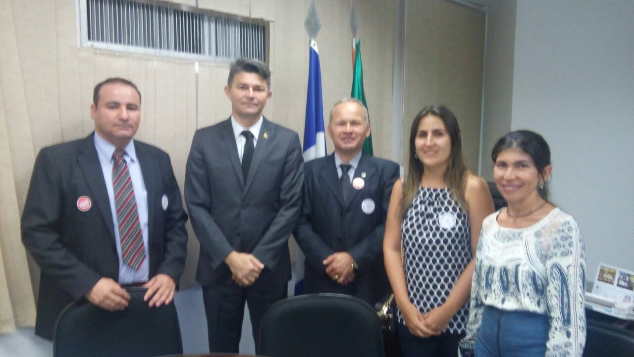 PORTE DE ARMA: SENADOR JOSÉ MEDEIROS RECEBE OFICIAIS DE JUSTIÇA PARA TRATAR DO PLC 030/2007