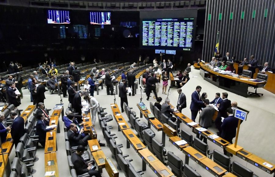 DEPUTADOS MANTÊM CONGELAMENTO DE SALÁRIOS E PROIBIÇÃO DE CONCURSOS PÚBLICOS NA PEC EMERGENCIAL