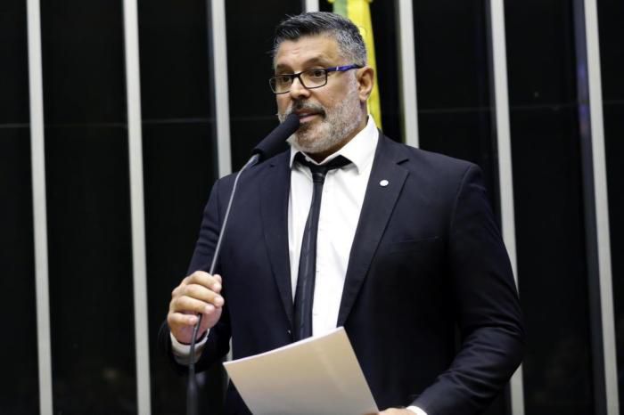 DEPUTADO ALEXANDRE FROTA APRESENTA PL QUE VEDA CORTE DE SALÁRIOS DOS SERVIDORES PÚBLICOS