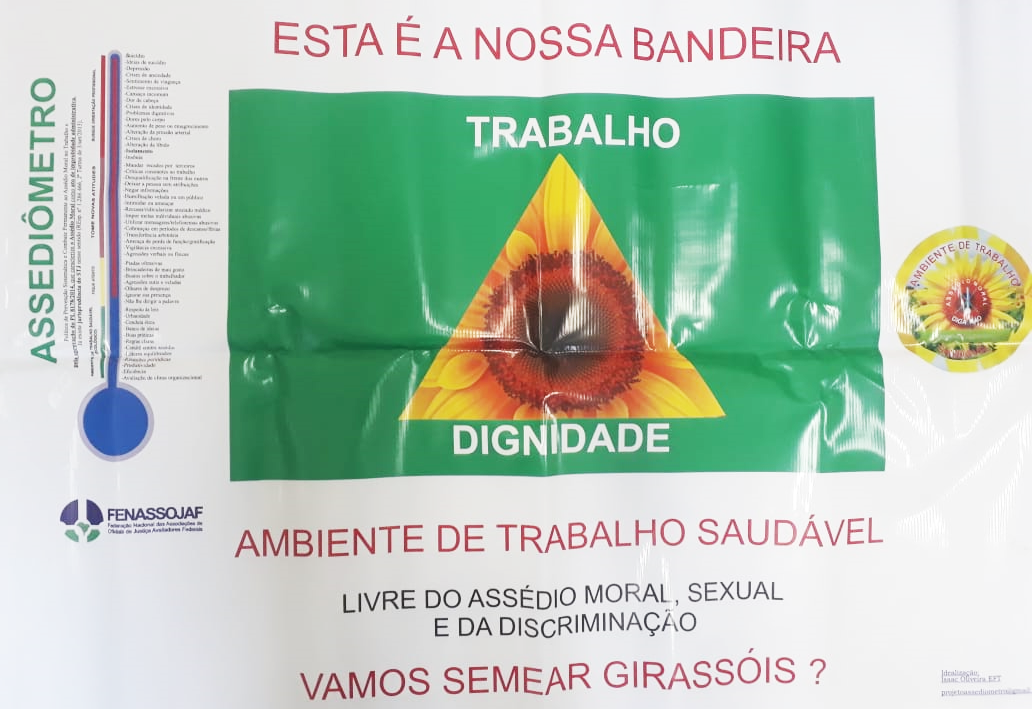 BANNER DA FENASSOJAF SOBRE ASSEDIÔMETRO É EXPOSTO DURANTE A XXII PLENÁRIA NACIONAL DA FENAJUFE EM SALVADOR