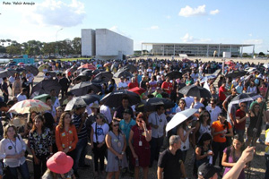 OFICIAIS DE JUSTIÇA ATENDEM CHAMADO E PARTICIPAM DE ATO EM FRENTE AO STF