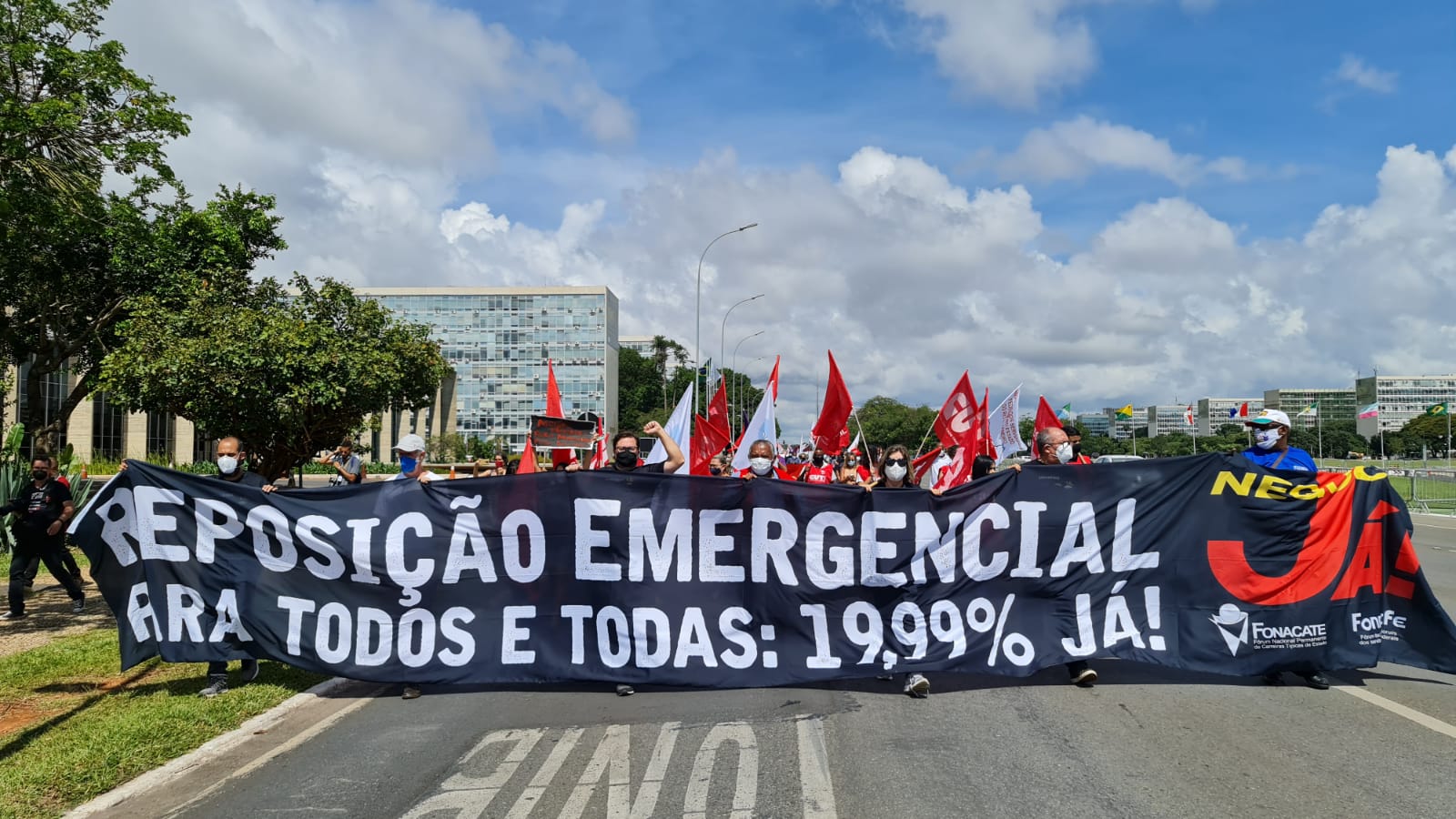 SERVIDORES REALIZAM ATO SIMBÓLICO EM BRASÍLIA E EXIGEM RECOMPOSIÇÃO SALARIAL DA CATEGORIA