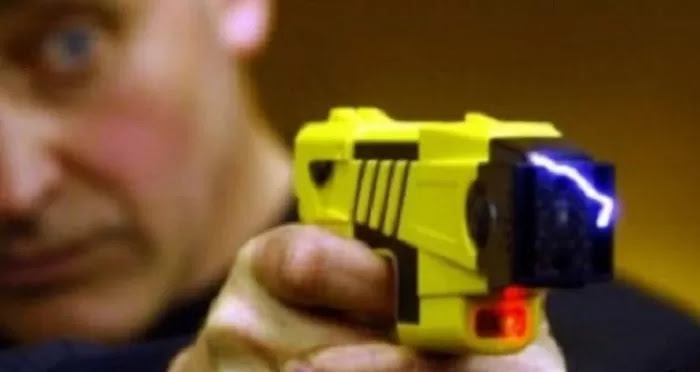 HOMEM LEVA DISPARO DE TASER APÓS DESACATAR OFICIAL DE JUSTIÇA EM BIRIGUI 